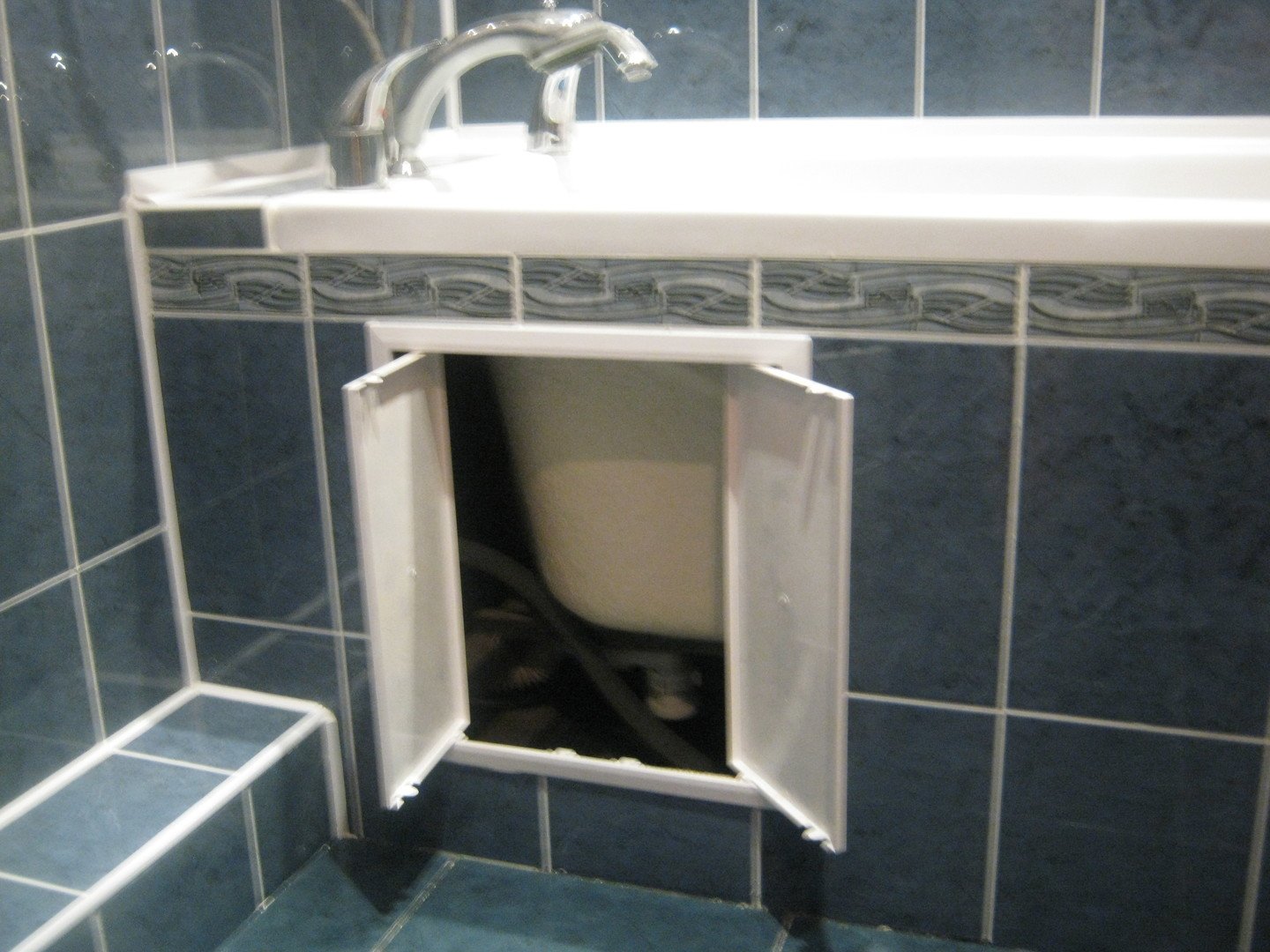 Вырез в ванной. Короб для трубопровода в ванной. Дверцы под ванной. Короб для труб под раковиной. Ниша под ванной.