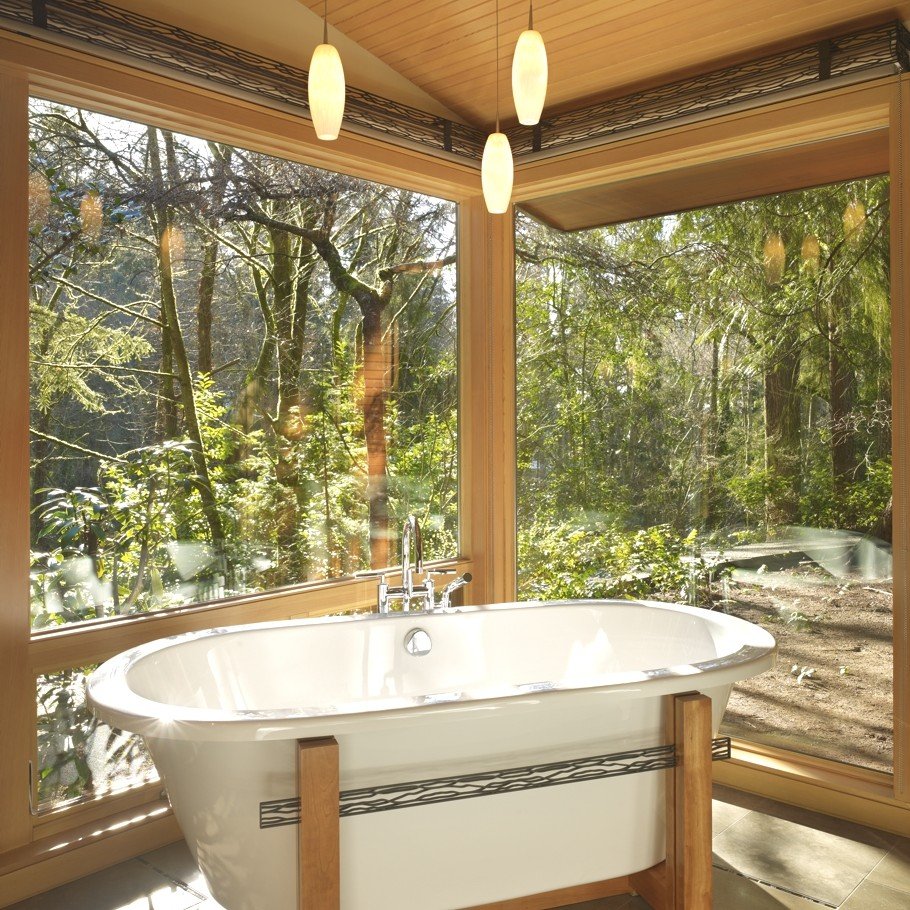 Ванная комната с видом на лес