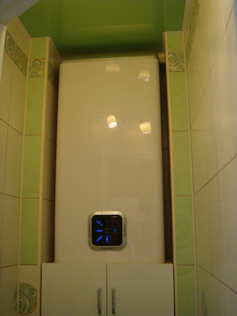 Как спрятать водонагреватель в ванной комнате фото