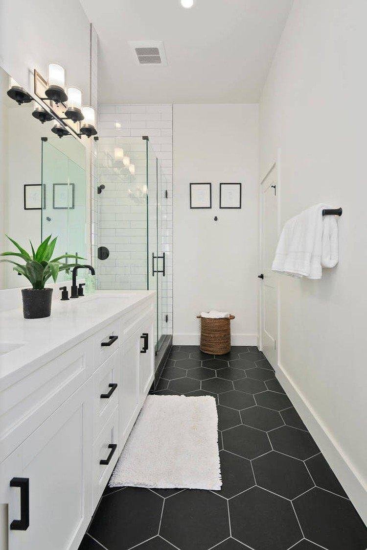 Белая ванная комната с чёрными полами