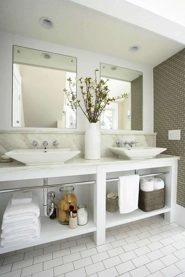 Красивая белая ванная комната