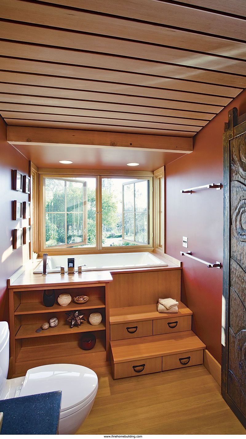 Деревянный потолок в ванной комнате
