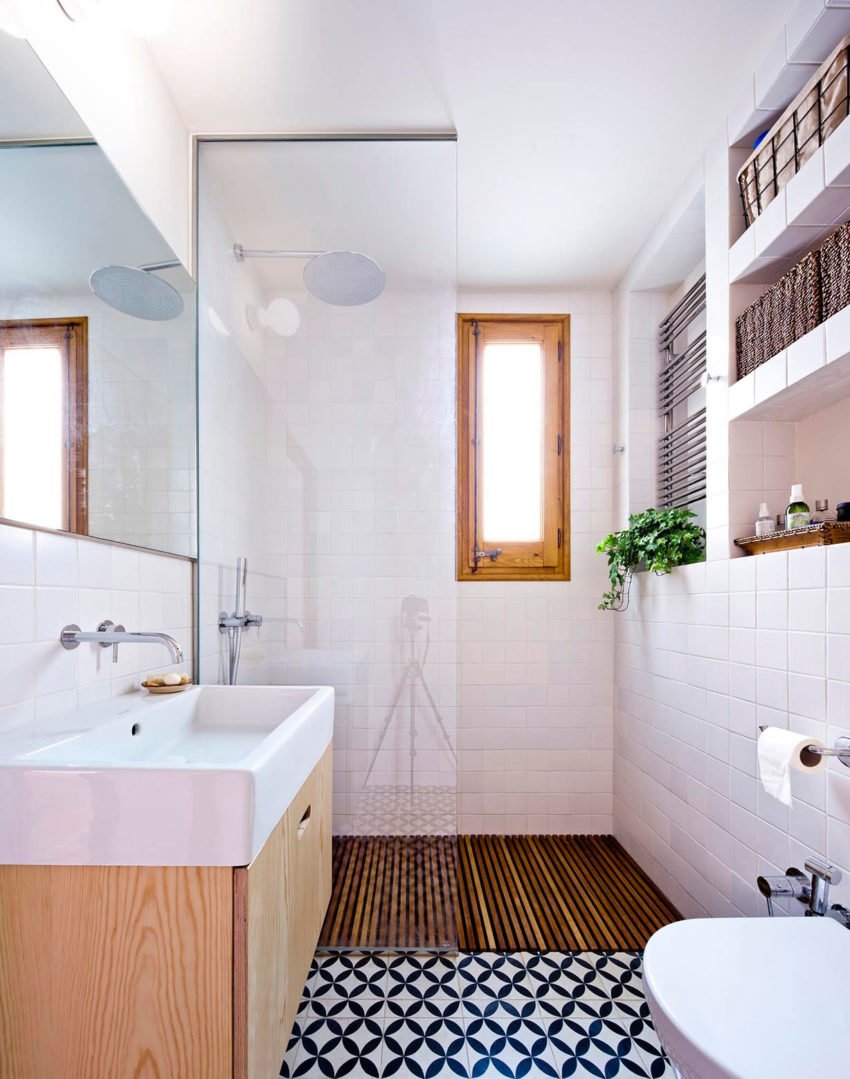 Узкая ванная комната в современном стиле