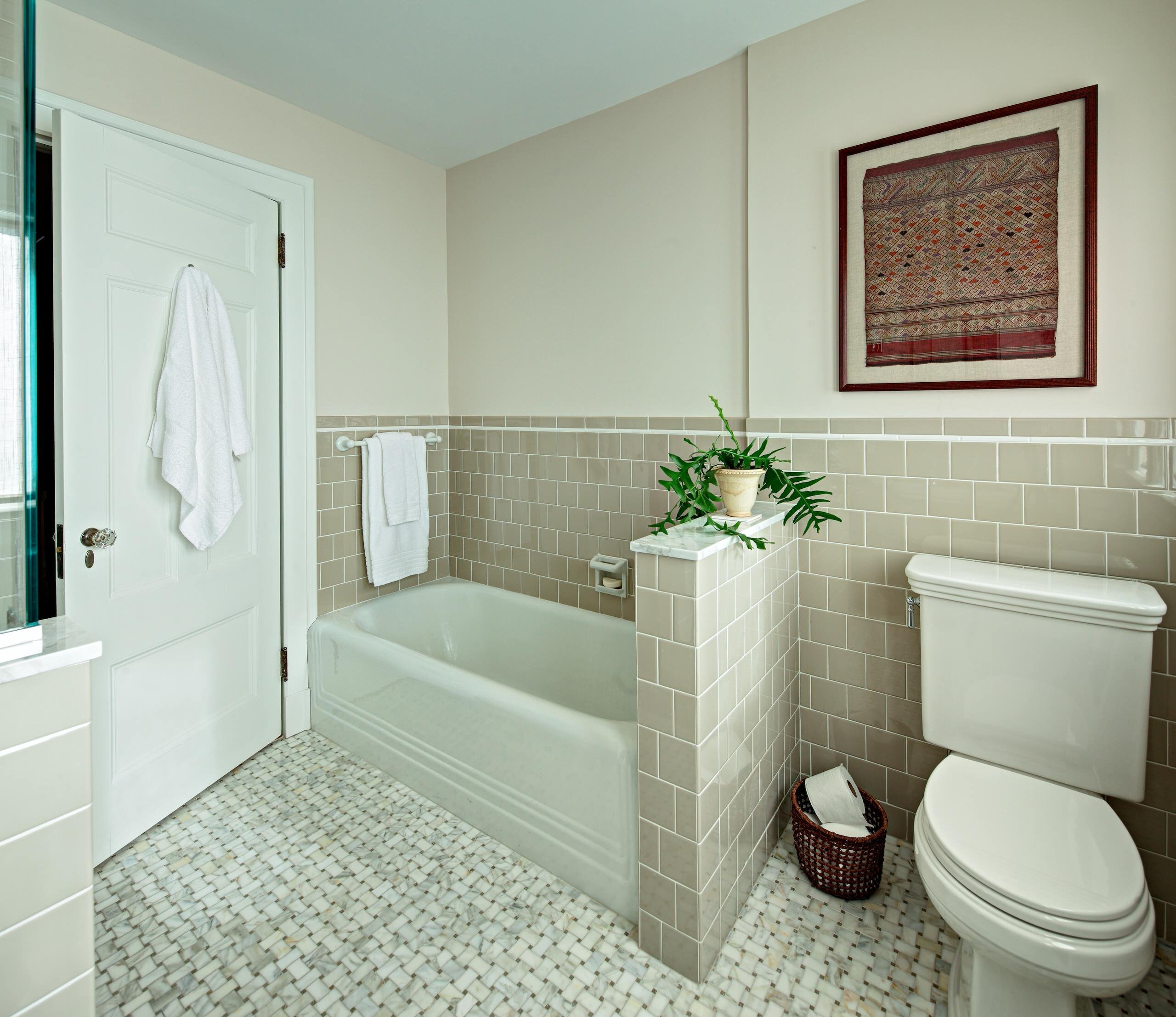 Ванная комната с перегородкой дизайн. Комбинированная отделка ванной. Зонирование в ванной. Зонтрование вванной комнате. Интерьер ванной комнаты.