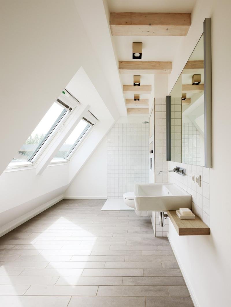 Ванная комната с мансардным окном