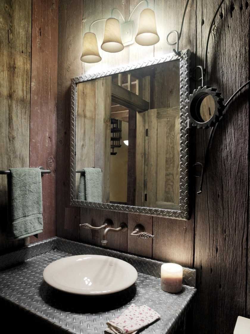 Старинное зеркало в ванной
