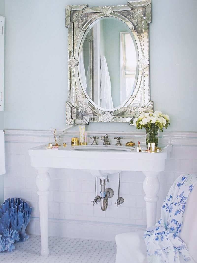 Необычное зеркало для ванной комнаты