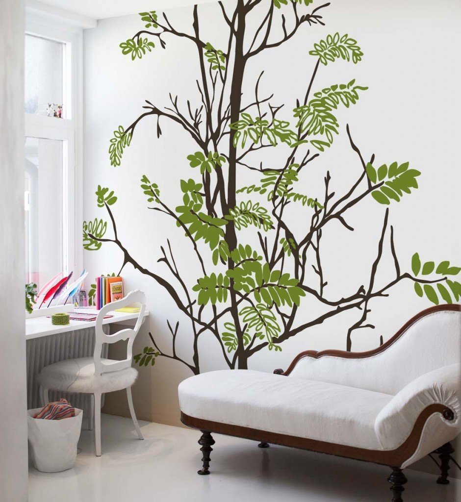 Нарисованное дерево на стене в интерьере