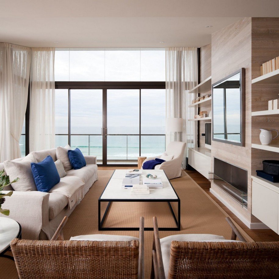 Уютная гостиная с панорамными окнами