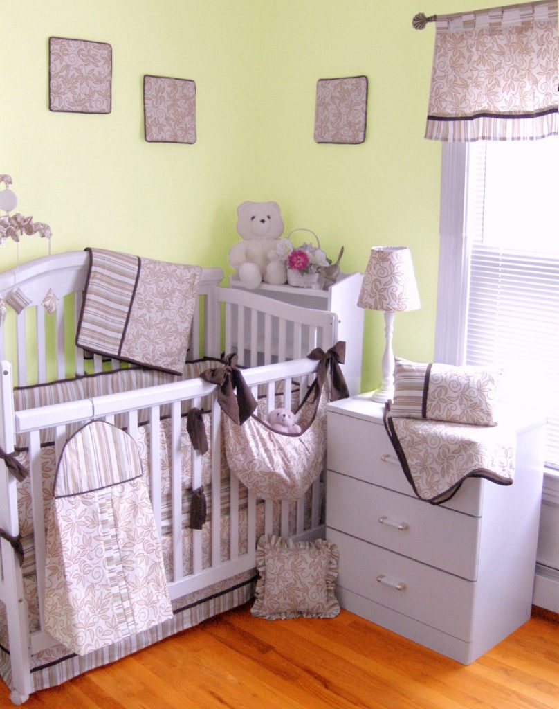 Уголок детской комнаты для новорожденных