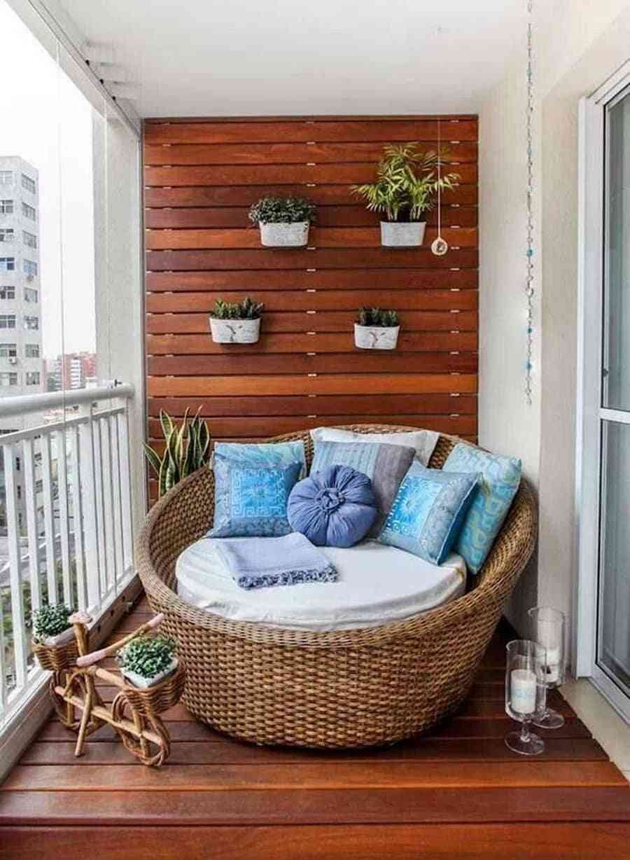 Плетёный диванчик на балкон