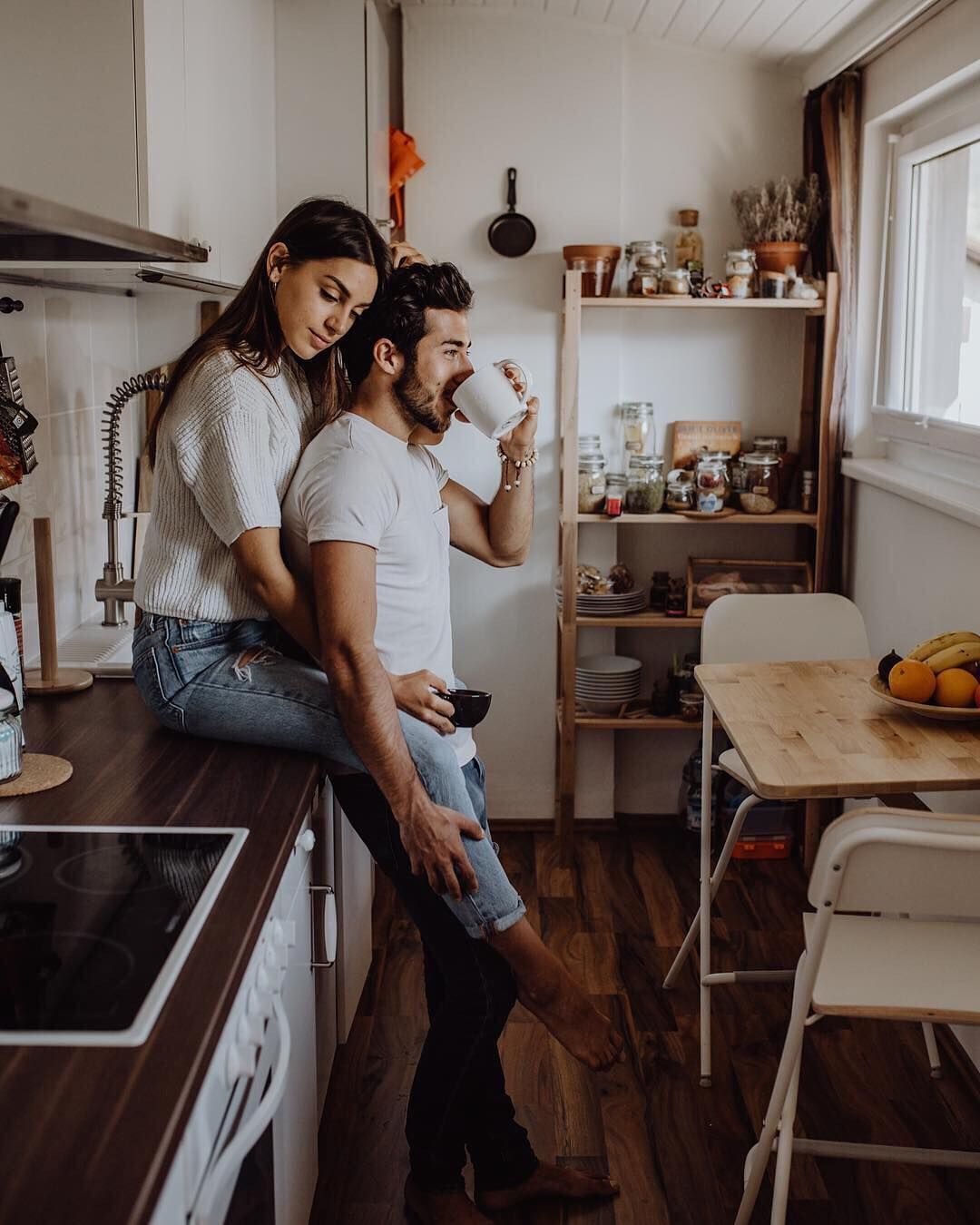 Заниматься с мужем на кухне. Фотосессия на кухне. Фотосессия в кухонном стиле. Фотосессия пары на кухне. Влюбленные на кухне.