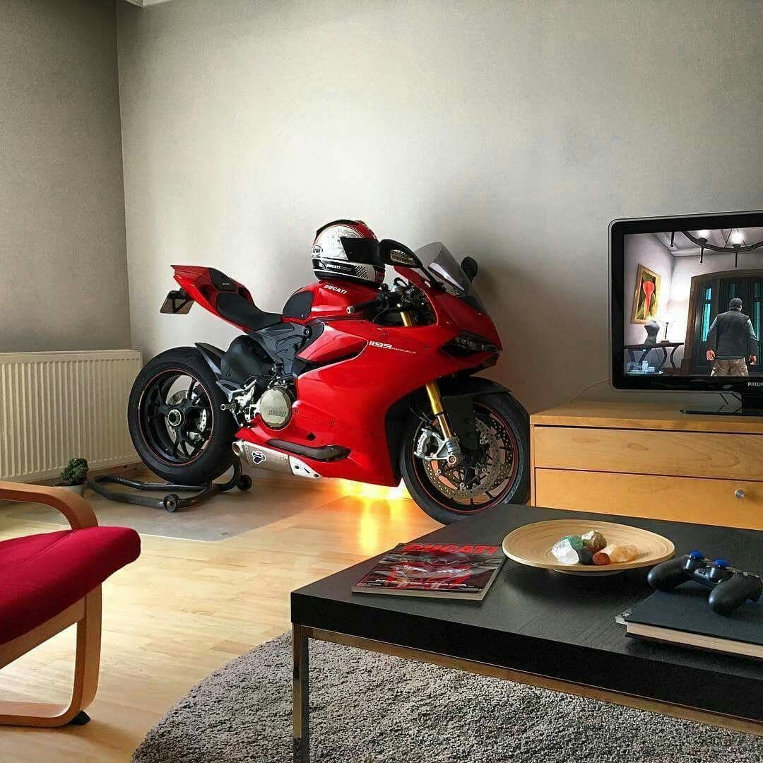 Мотоцикл дома в квартире