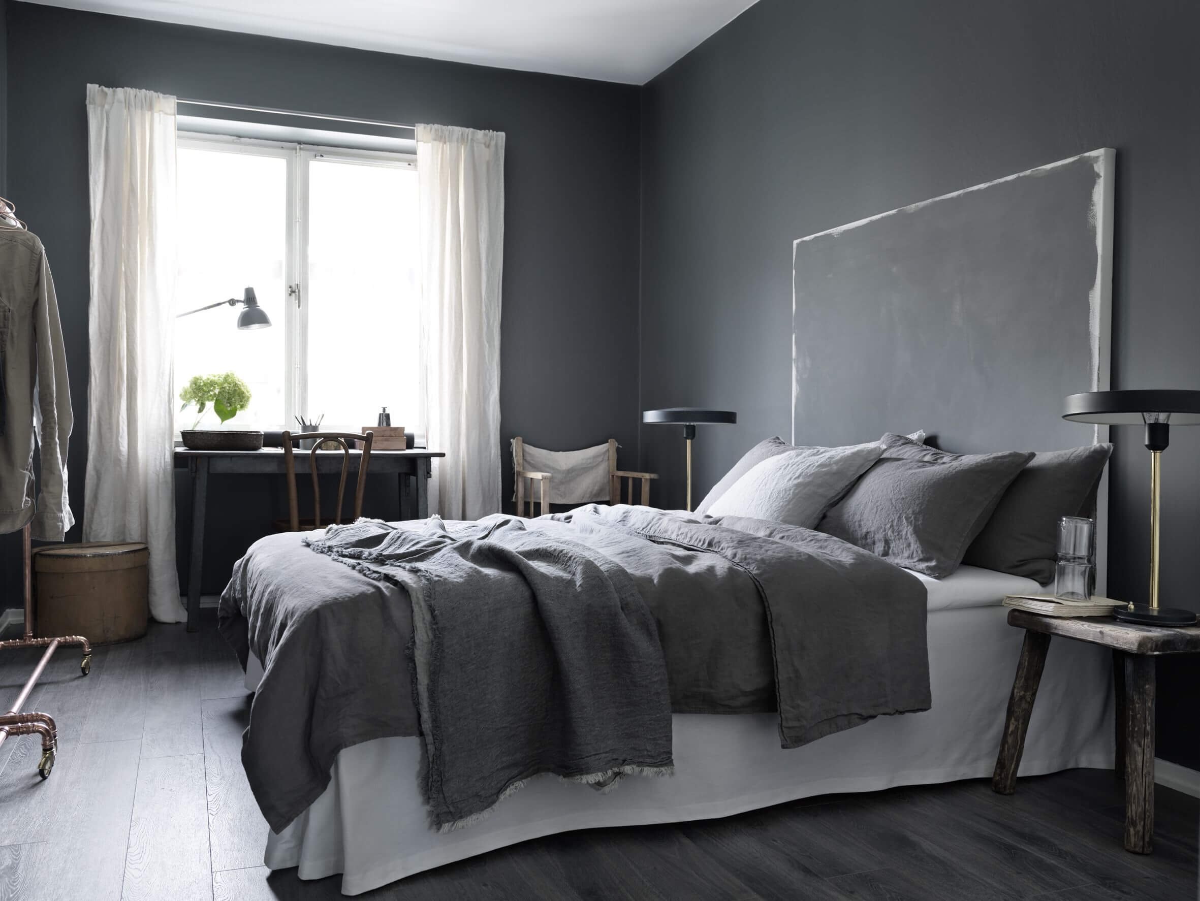 Серый насколько. Комната с серыми стенами. Интерьер в серых цветах. Серые стены в спальне. Оттенки серого в интерьере.