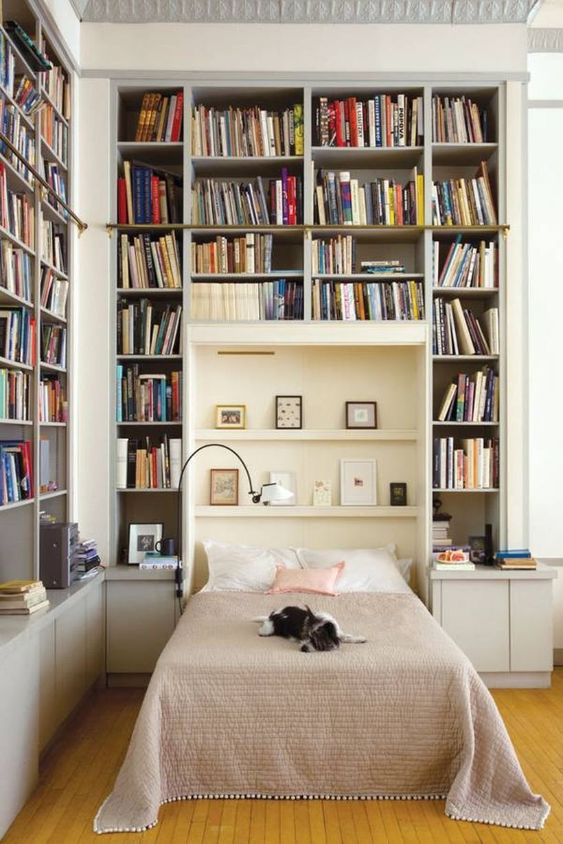 Книжный стеллаж в маленькой комнате
