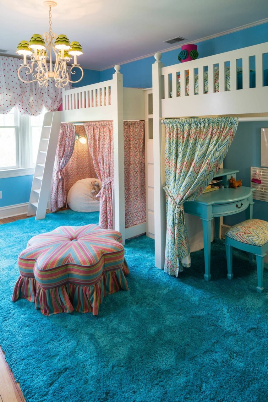 Детская спальня с двумя кроватями