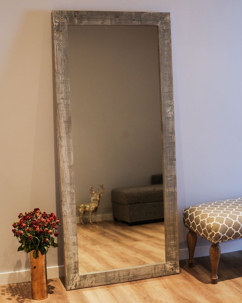 Напольные зеркала в деревянной раме