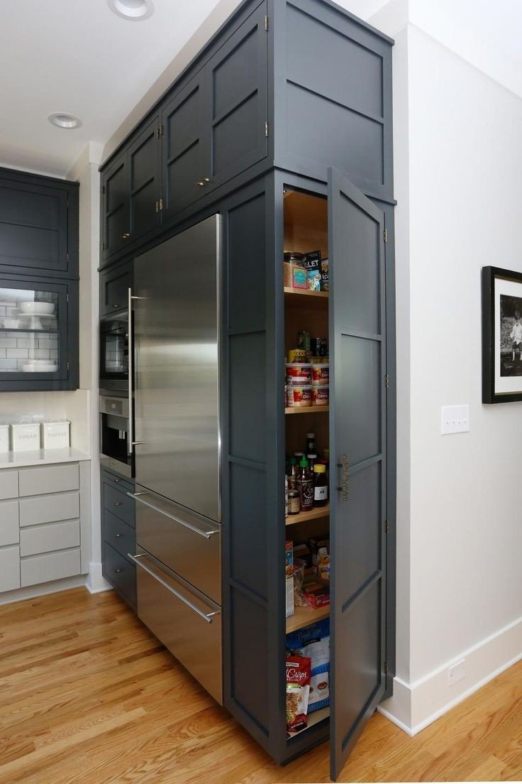 Бежевый холодильник в интерьере белой кухни