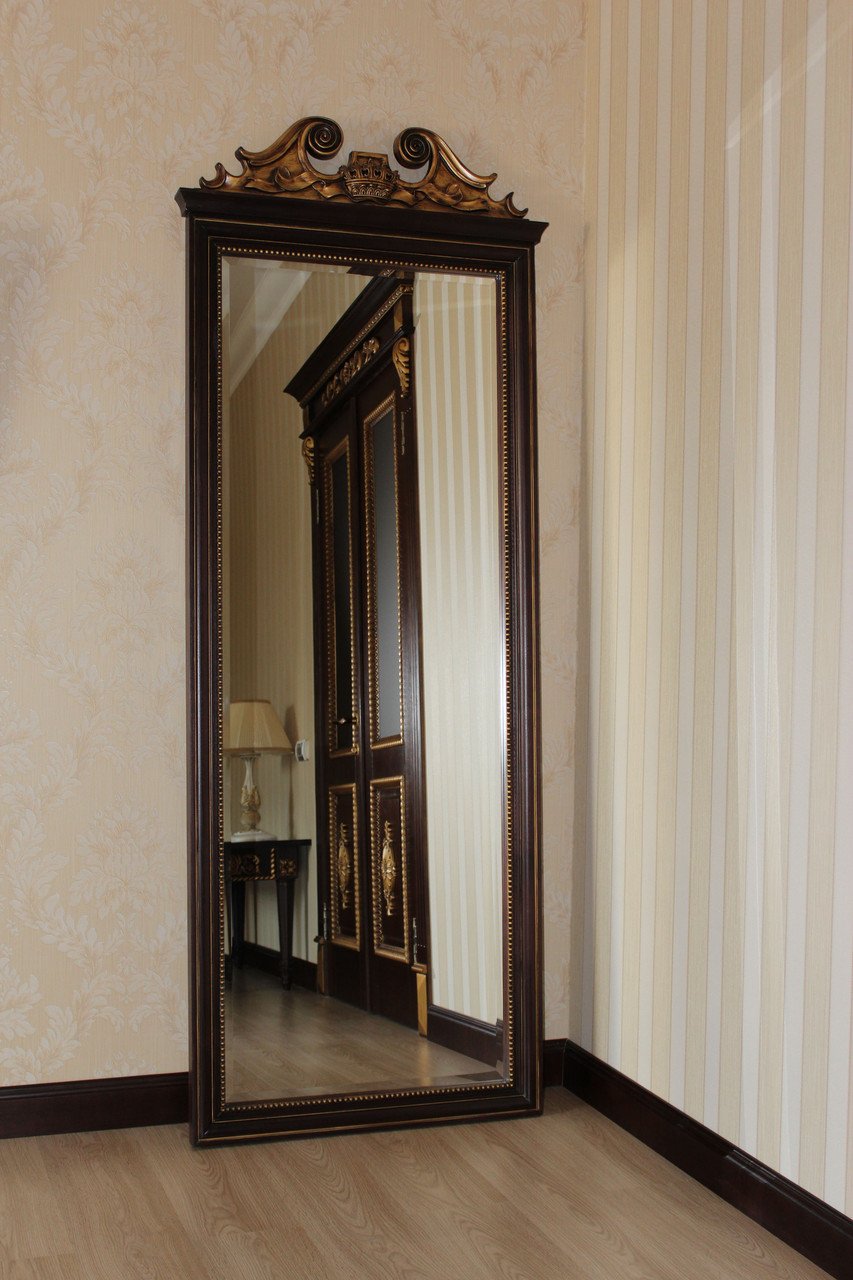 Зеркало в массивной деревянной раме
