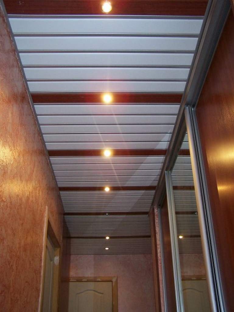 Потолок реечный алюминиевый в гараже