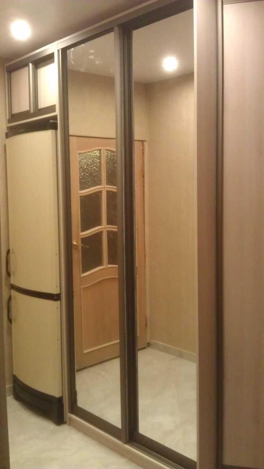 Холодильник встроенный в шкаф в коридоре