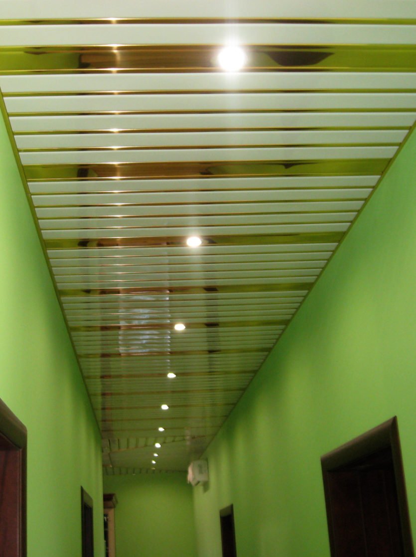 Панели ПВХ на потолок в коридоре