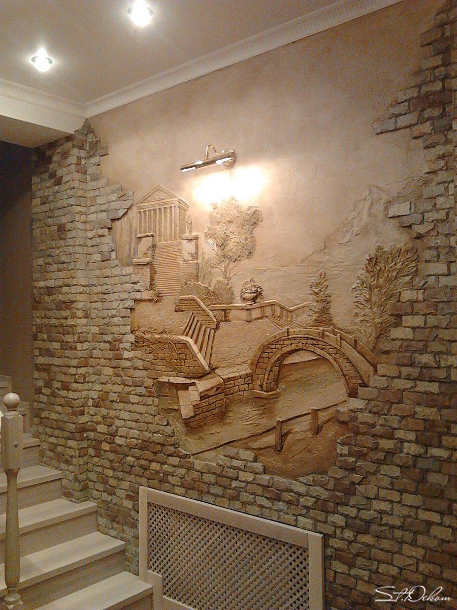 Панно из декоративного камня на стене