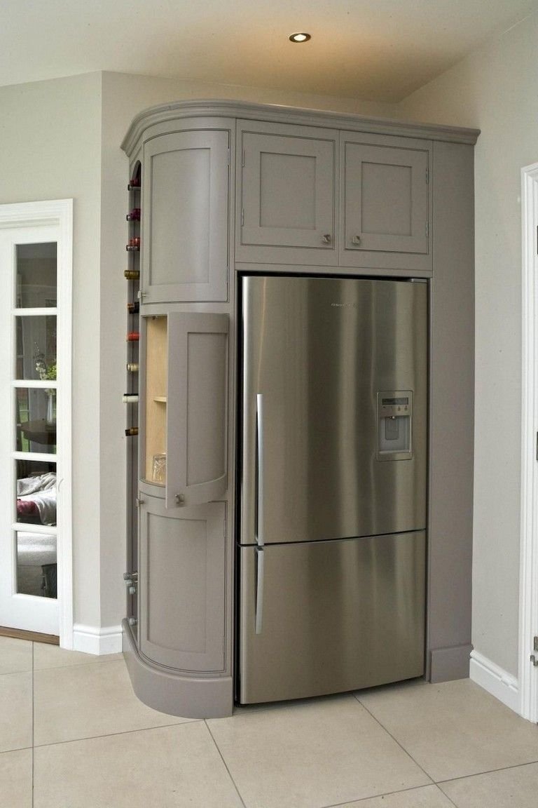 холодильник в шкафу в прихожей