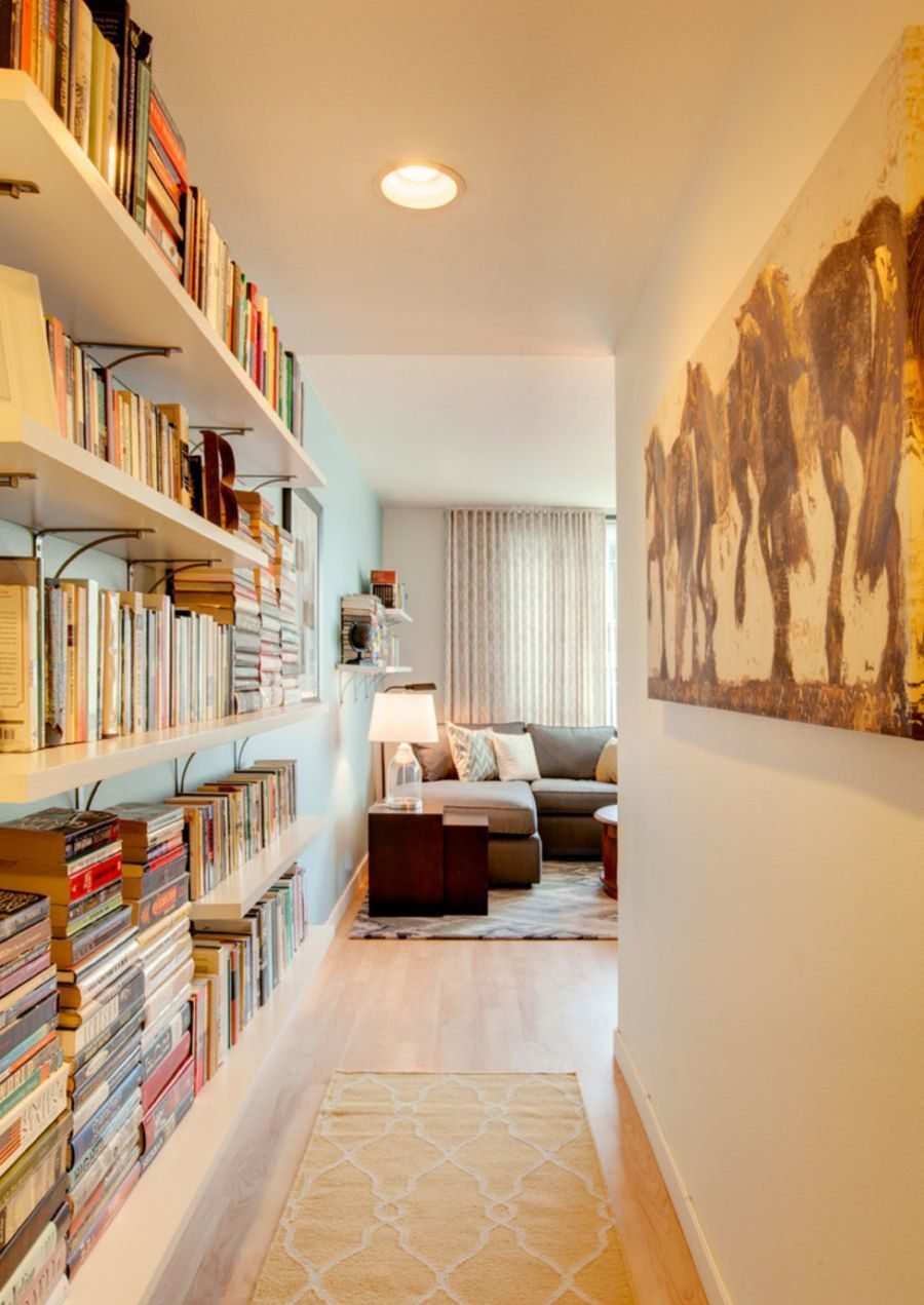 Узкие книжные стеллажи в коридоре