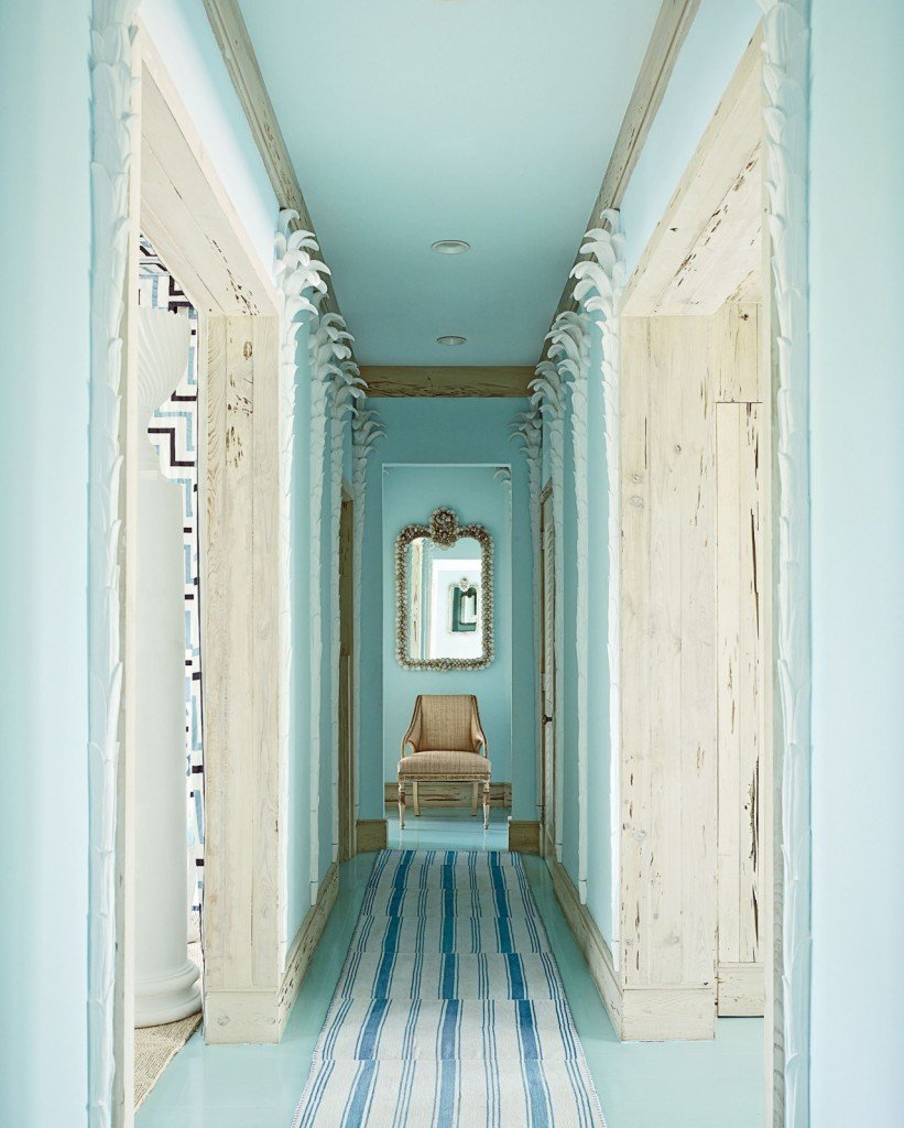Голубые стены в коридоре