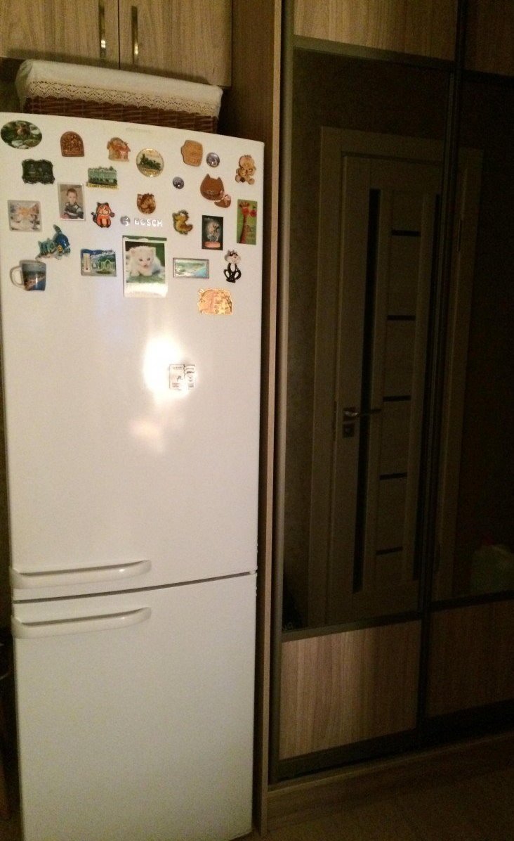 Холодильник в узкой прихожей