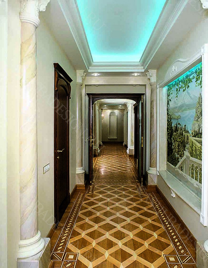 Красивый потолок в узком коридоре