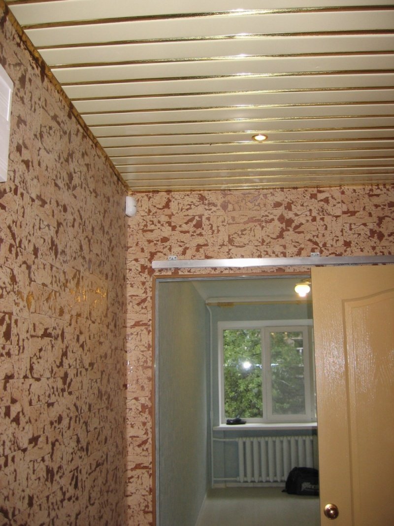 Потолок из панелей в коридоре