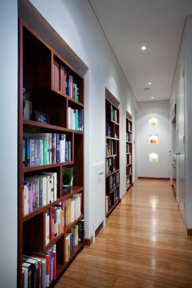 Книжные полки в коридоре