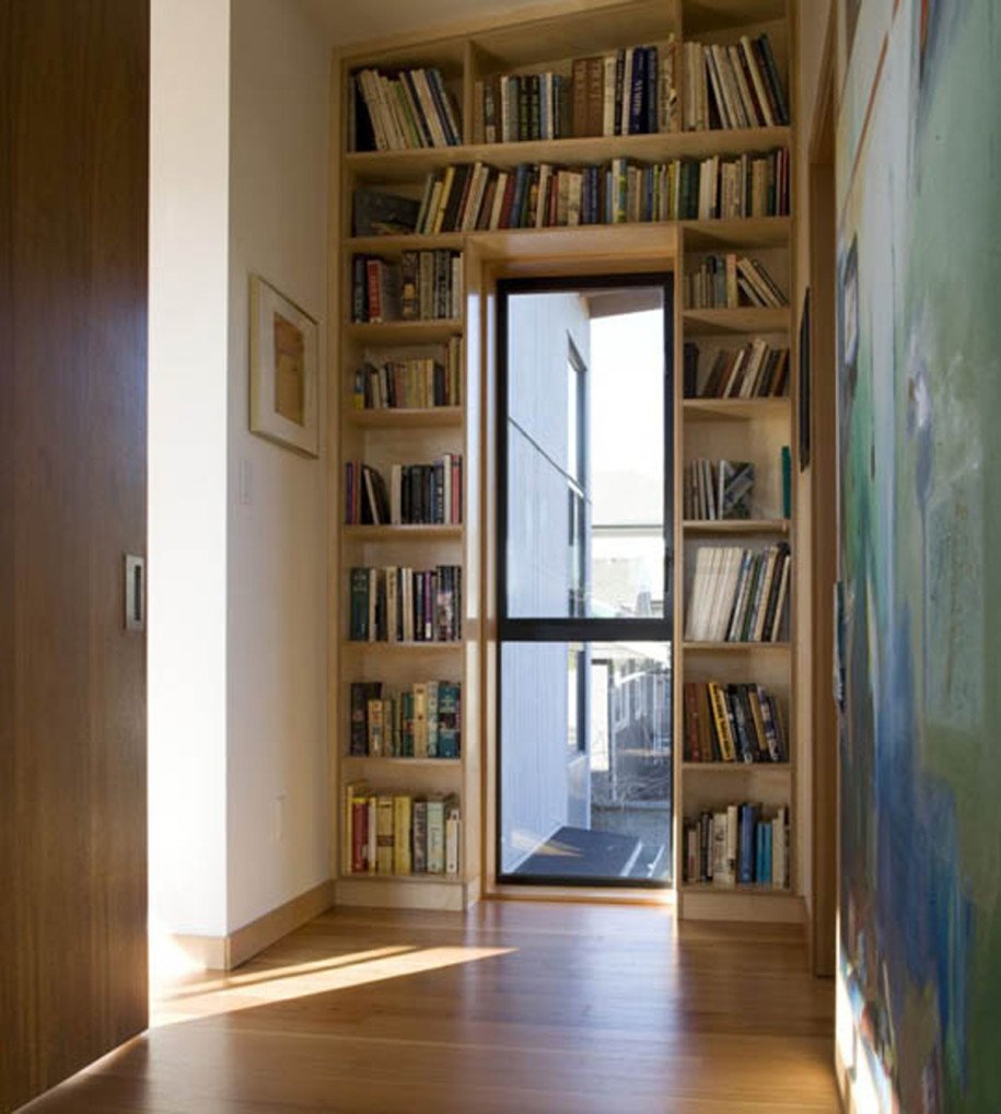 Книжный стеллаж вокруг двери