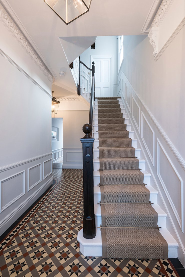 Интерьер узкого коридора с лестницей
