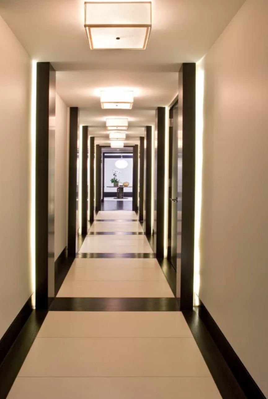 Длинные коридоры в офисном здании