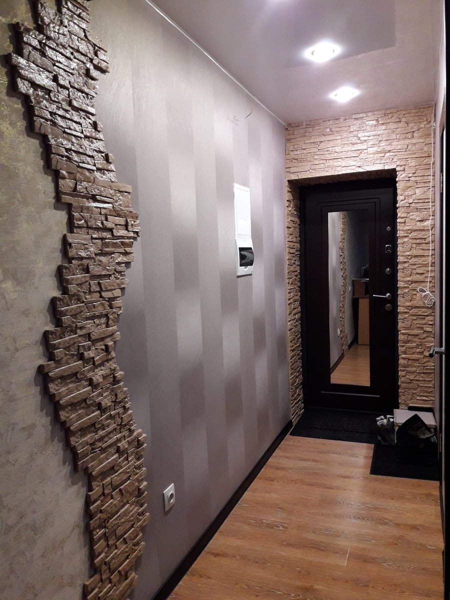 Декоративный камень в коридоре