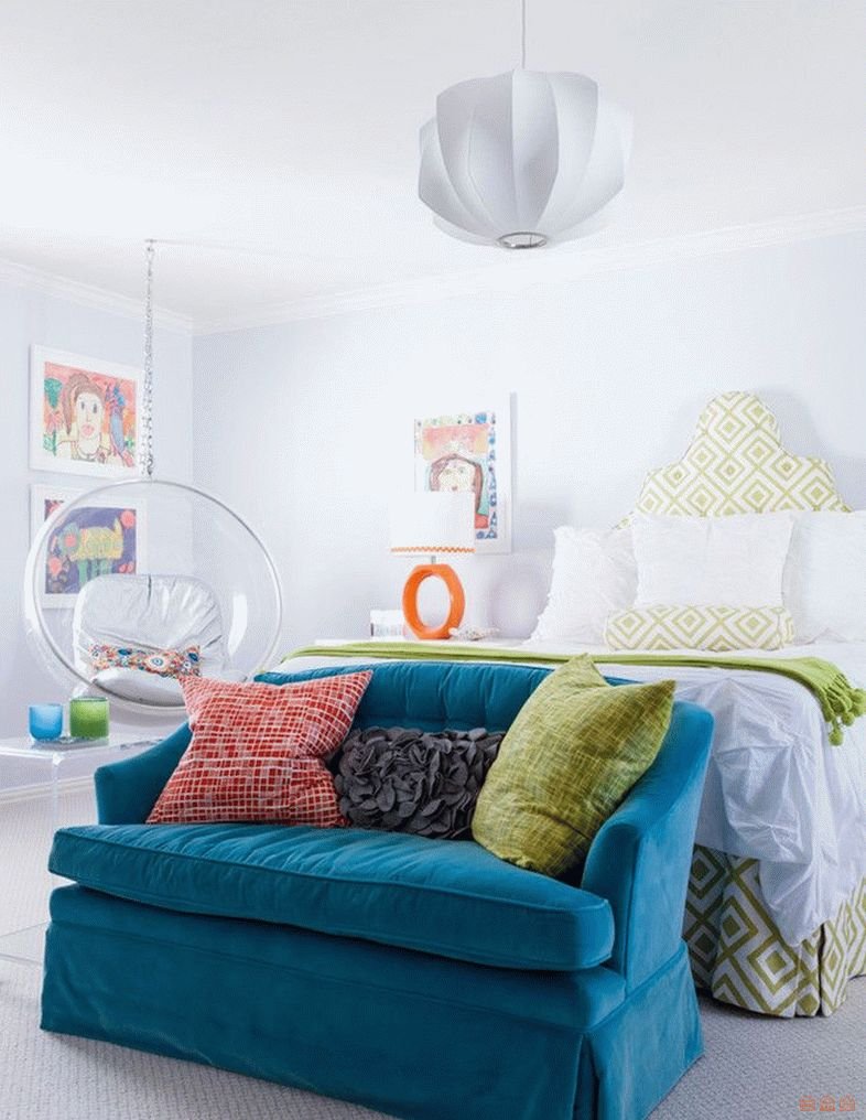 Синий диван в интерьере гостиной