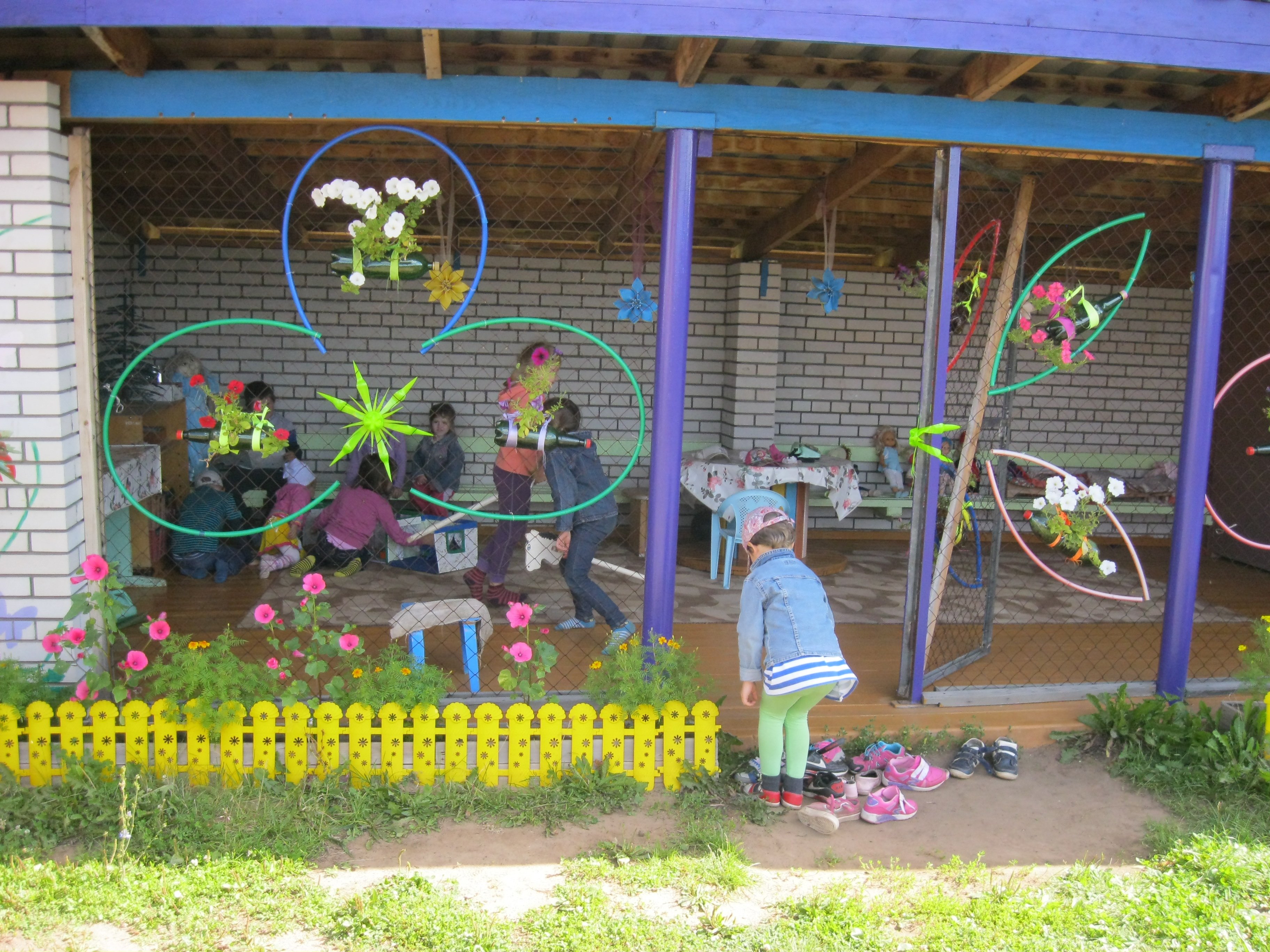 Украсить веранду и участок в детском саду
