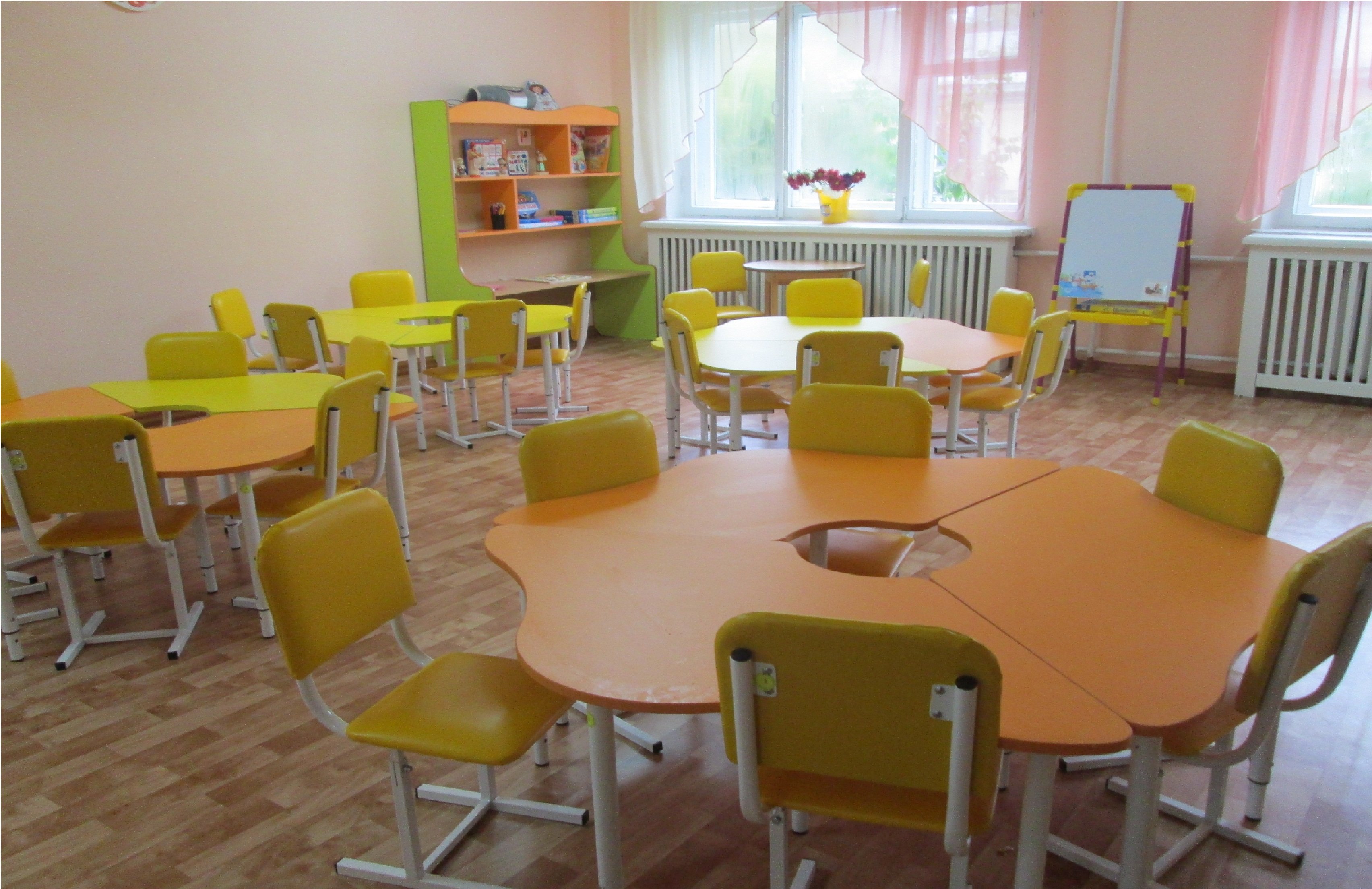 База дошкольных организаций. Современная мебель для детского сада. Столы в группе детского сада. Мебель для столовой в детский сад. Столовая в детском саду.