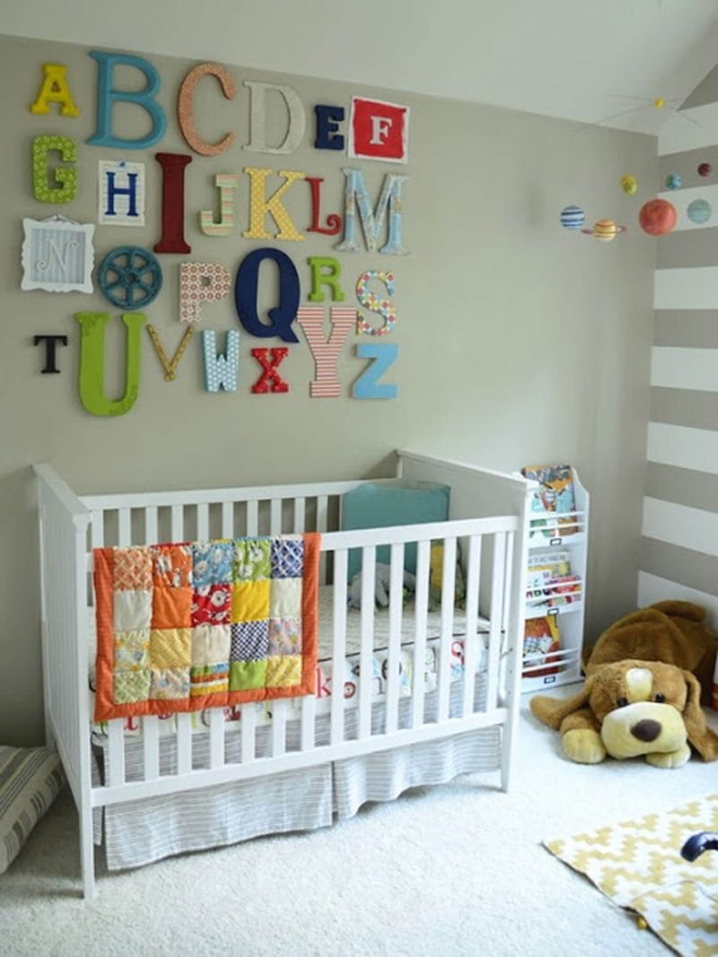 Красивое украшение детской комнаты для новорожденного
