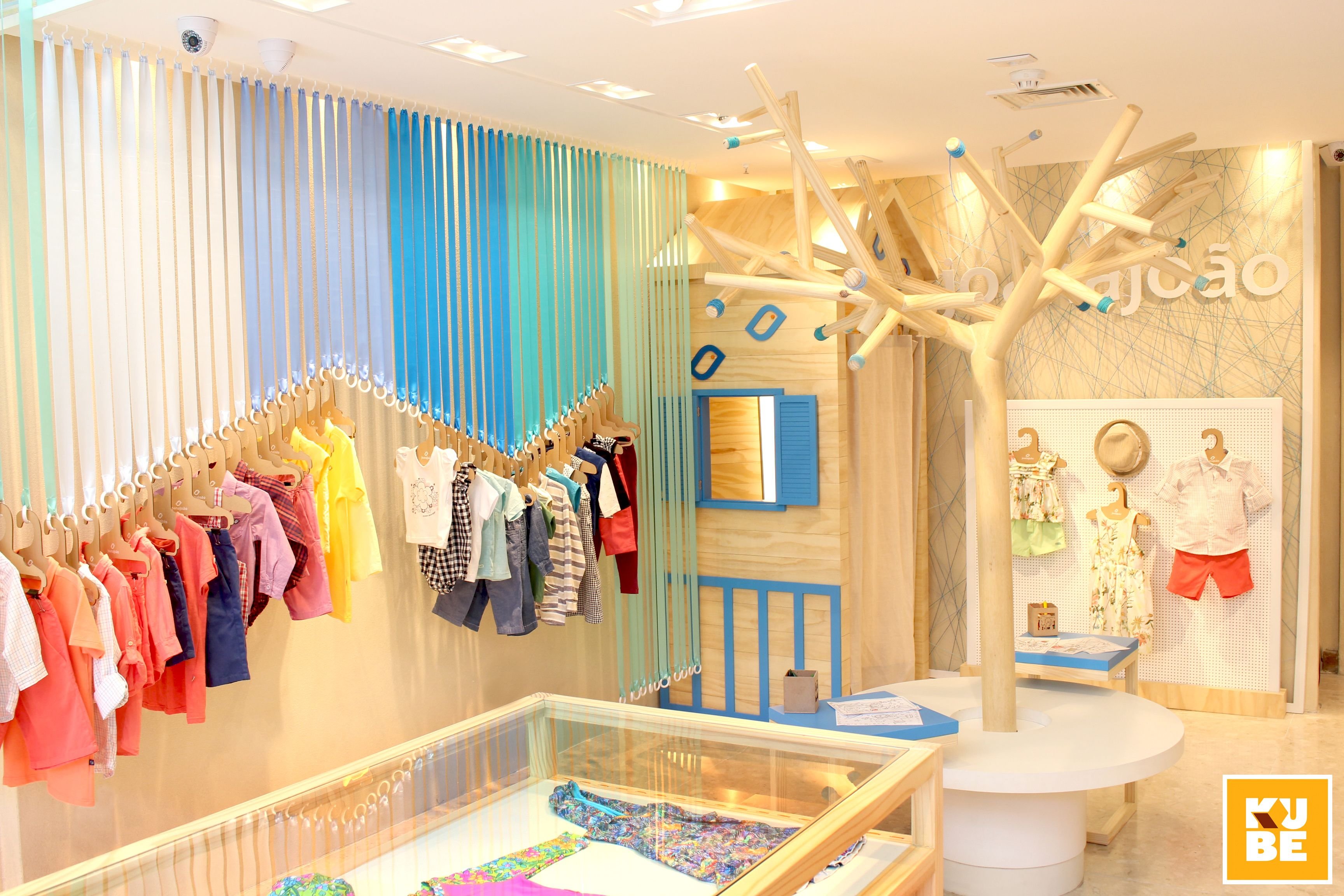 Стильный интерьер магазина детской одежды