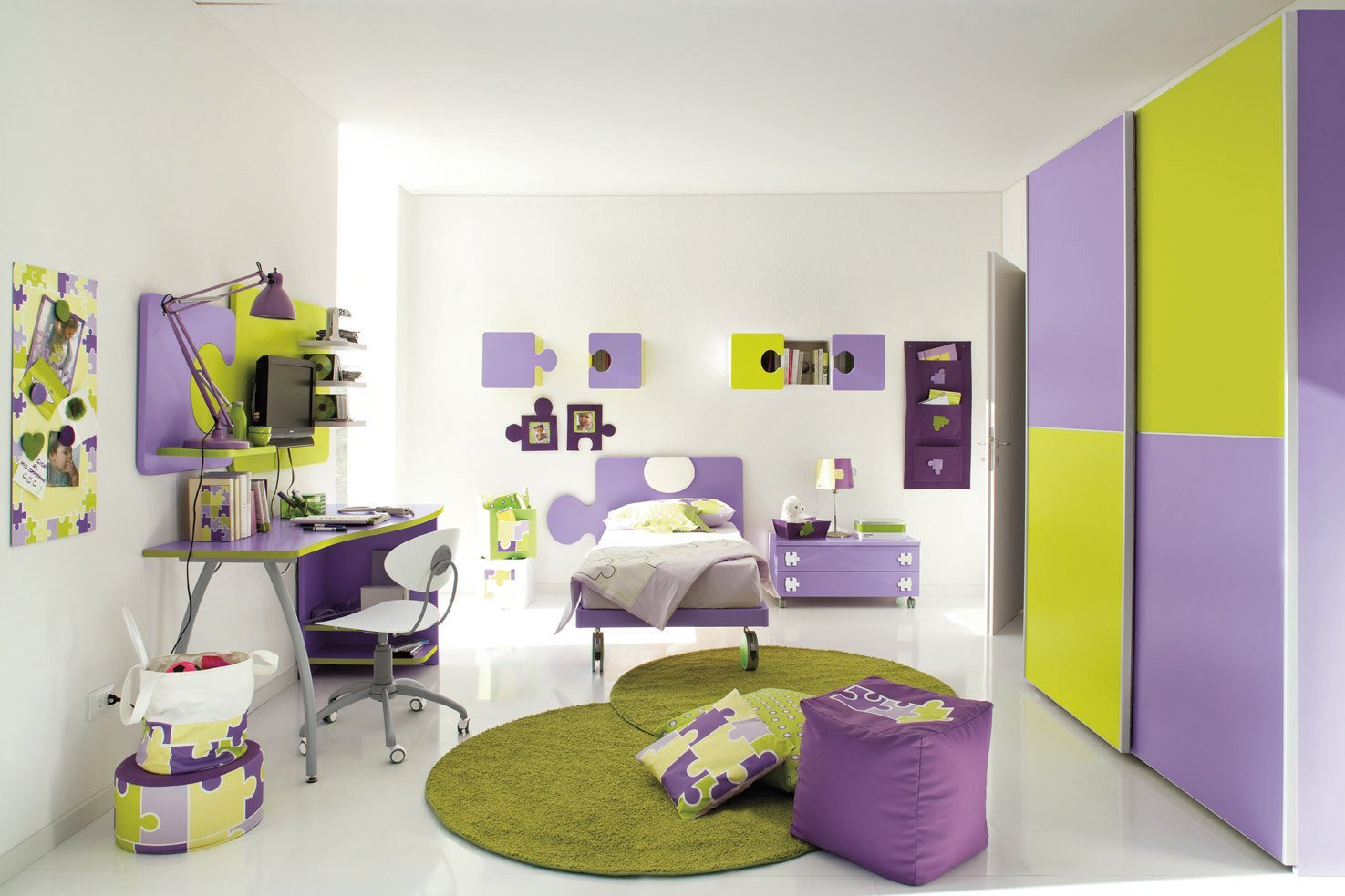 Фиолетово желтая игра. Фиолетовый и желтый в интерьере. Цветовая гамма для детской комнаты. Фиолетовые детские комнаты. Сочетание цветов в интерьере детской.