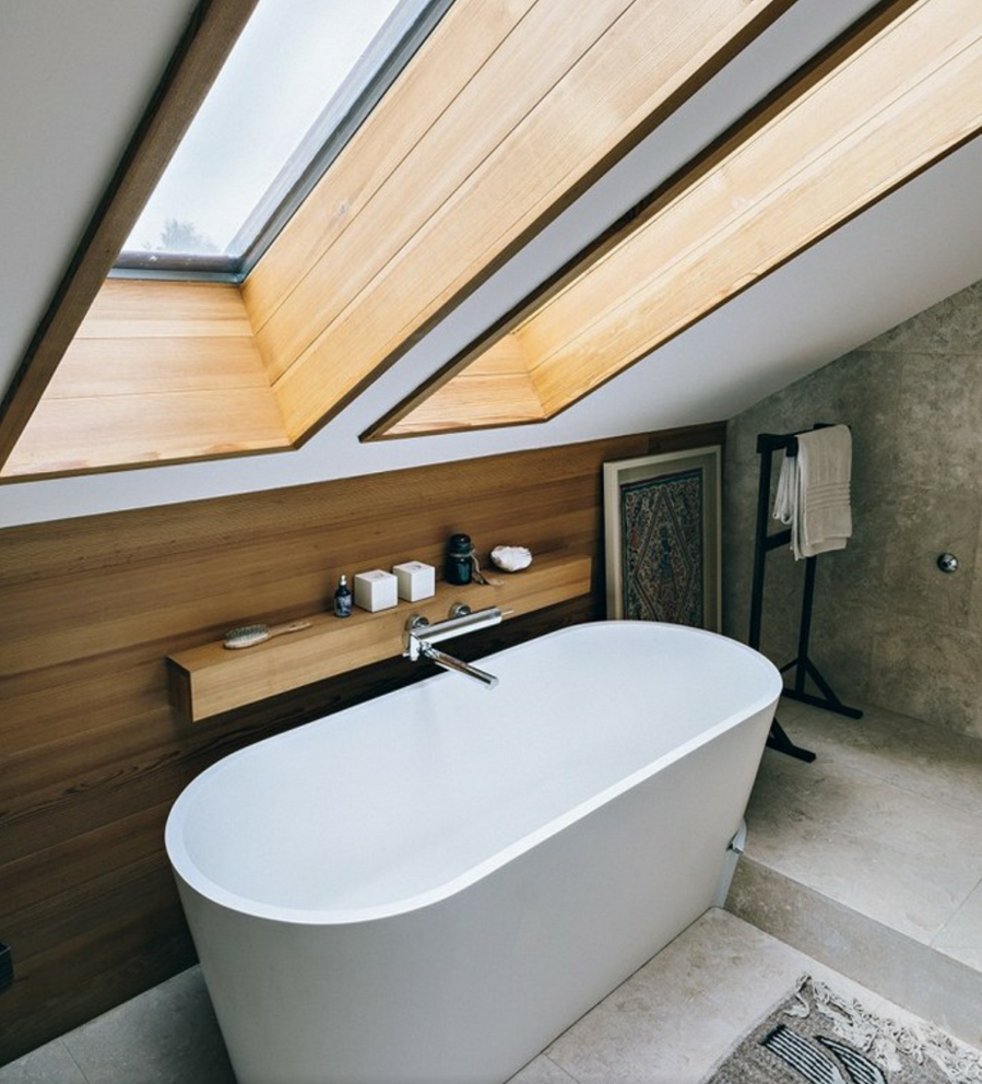 Ванная комната с мансардным окном
