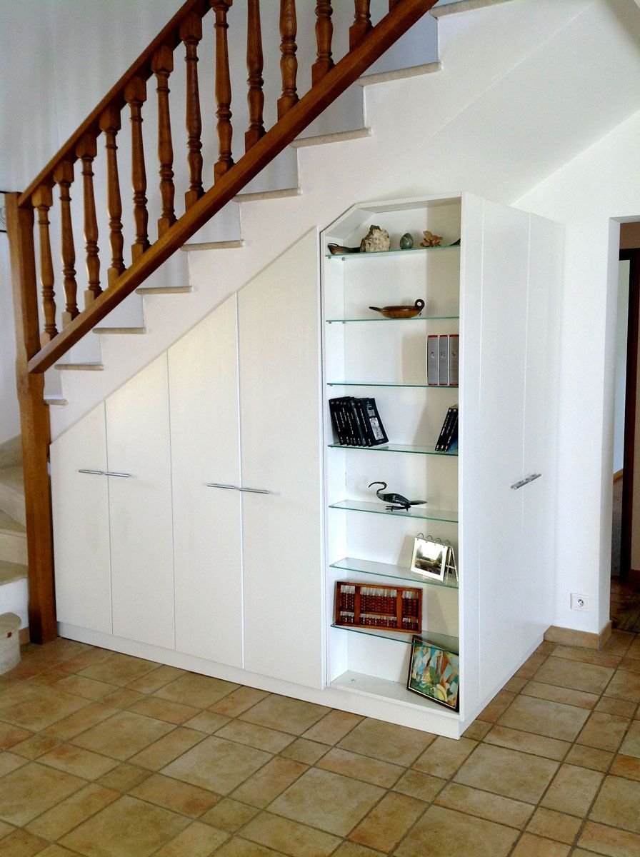 Встроенный шкаф кладовка под лестницей