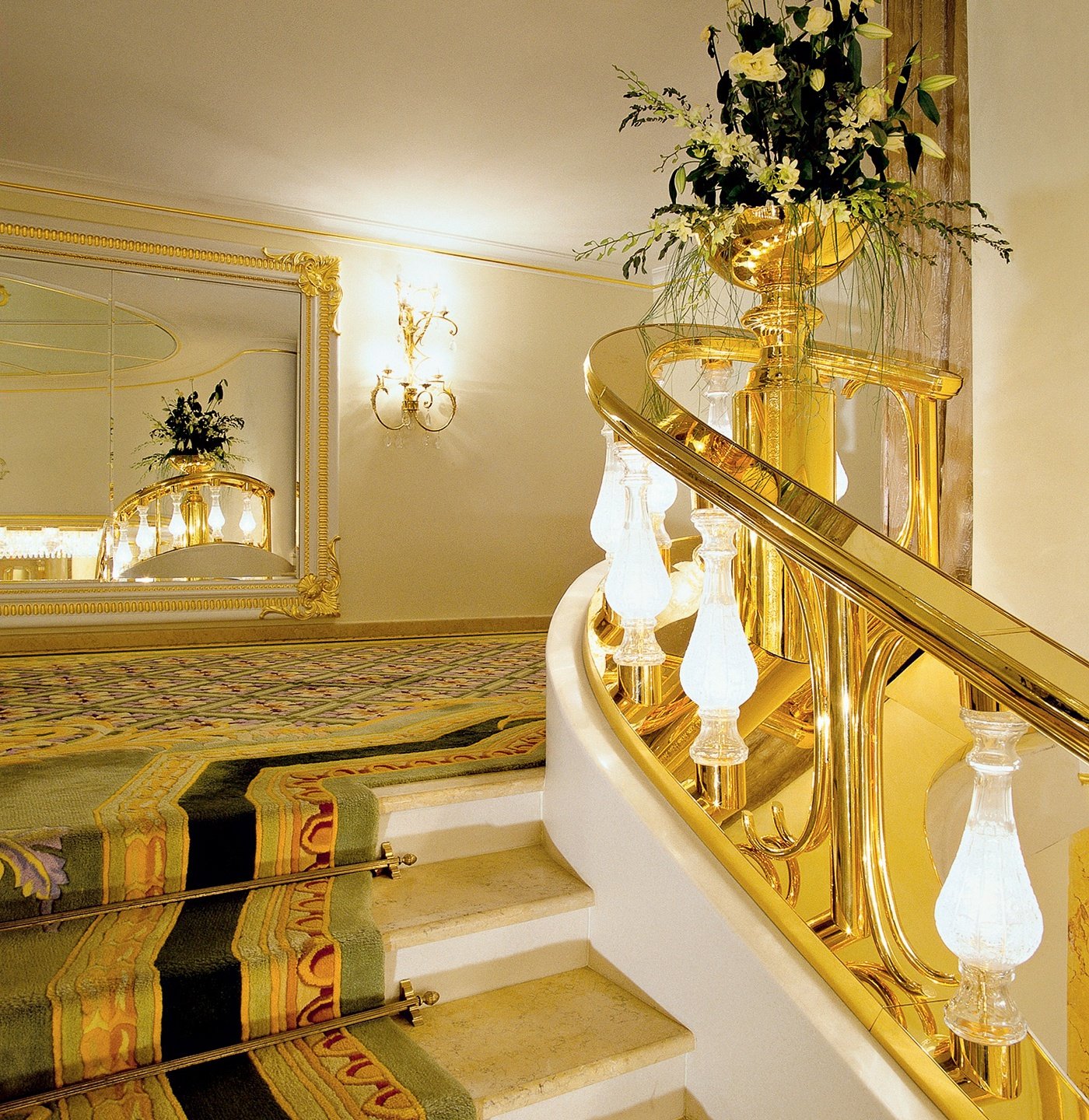 Дом золотого цвета. Лестница в золоте. Золотистый дом. Ступеньки из золота. Красивый дом золотой.