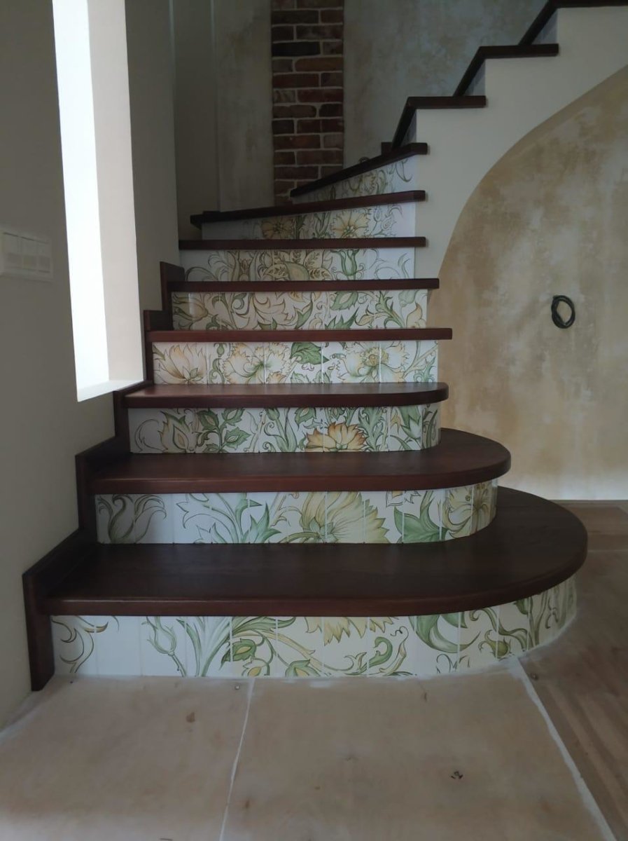 Плитка на лестнице в частном доме