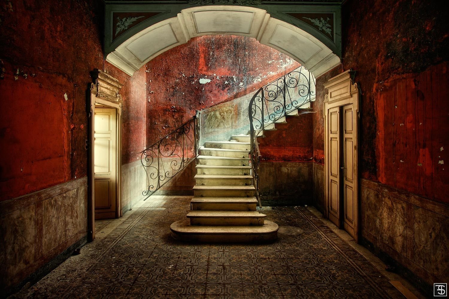 Позабытые места. Красивые заброшенные здания. Старинные лестницы в особняках. Старинная лестница в доме. Заброшенный особняк лестница.