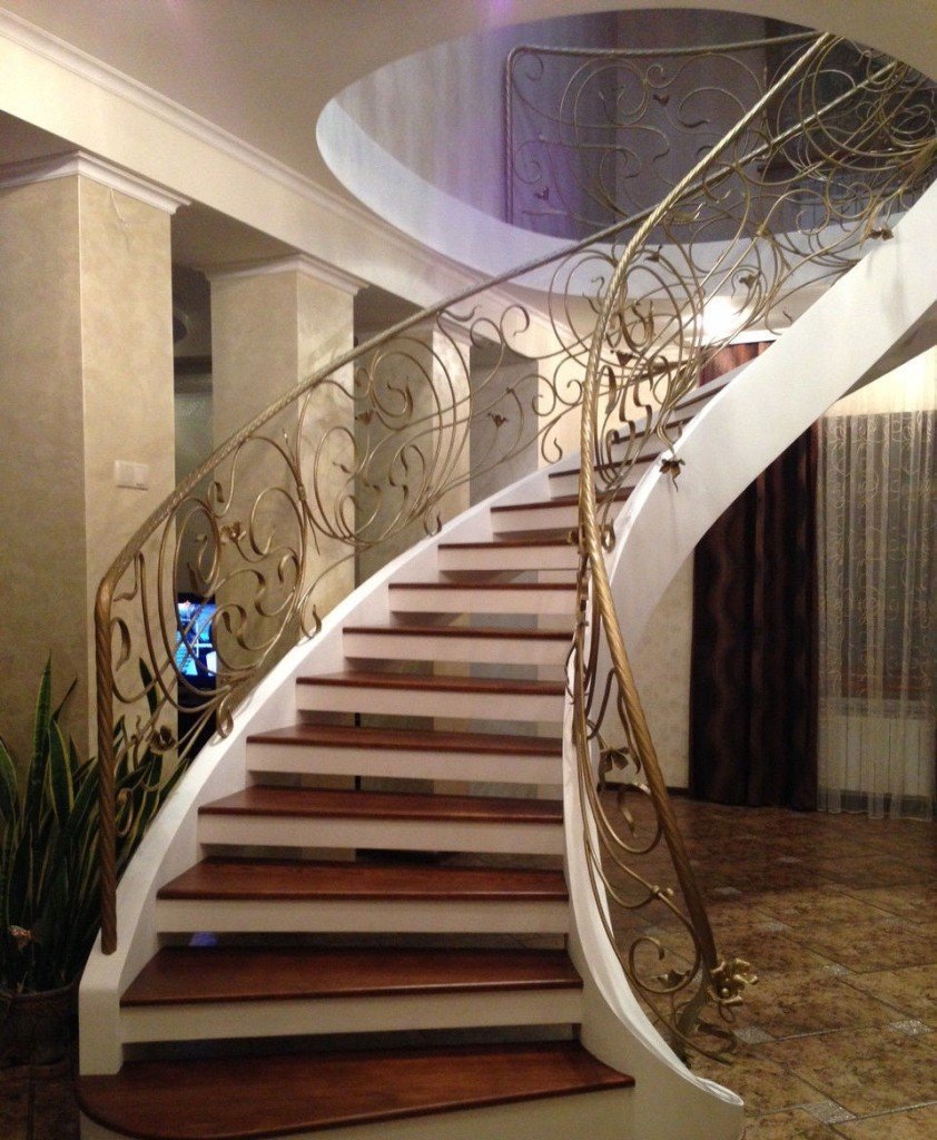 Полукруглые лестницы на второй этаж в частном доме